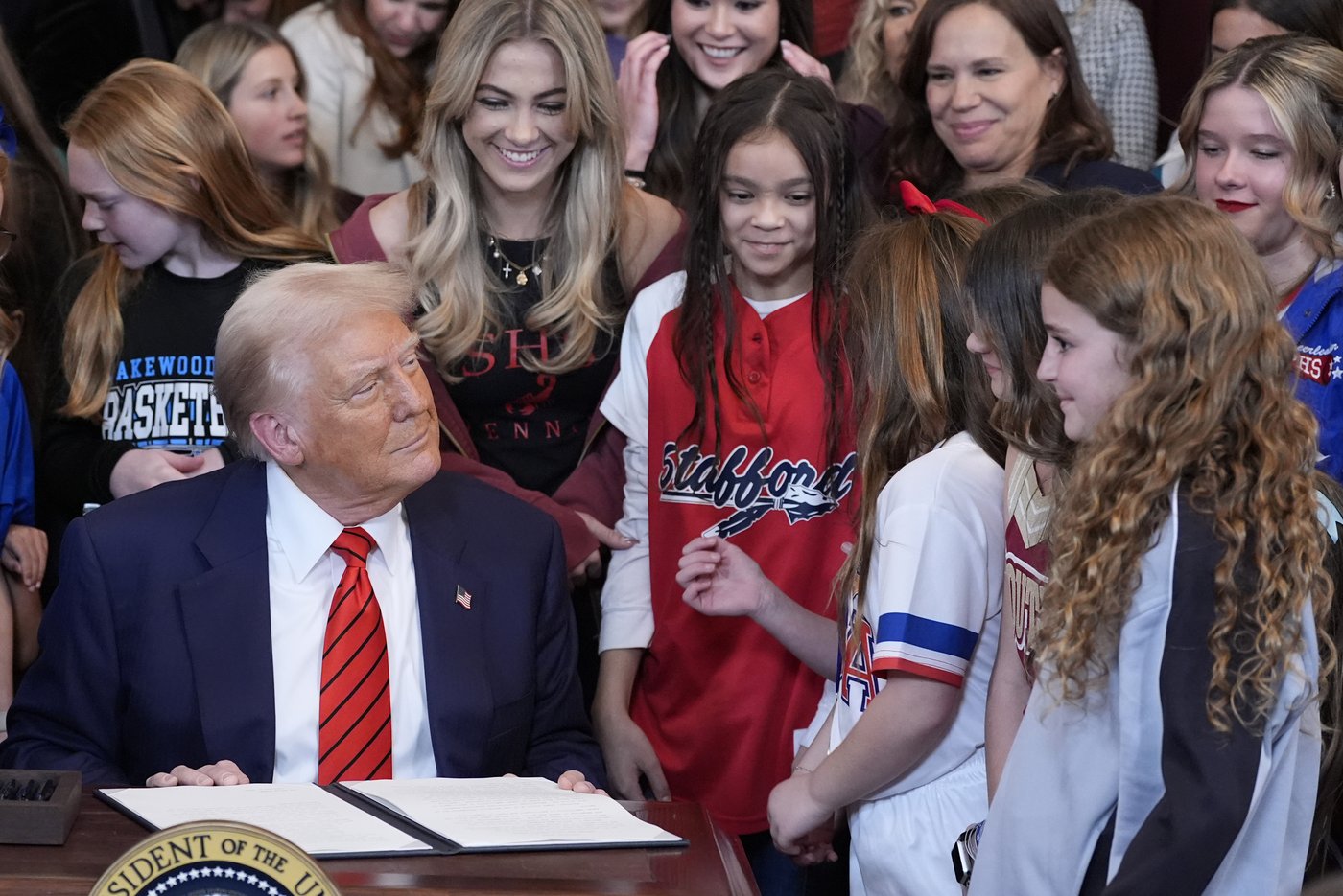 Trump signs executive order intended to bar transgender athletes from girls' and women's sports | iNFOnews.ca