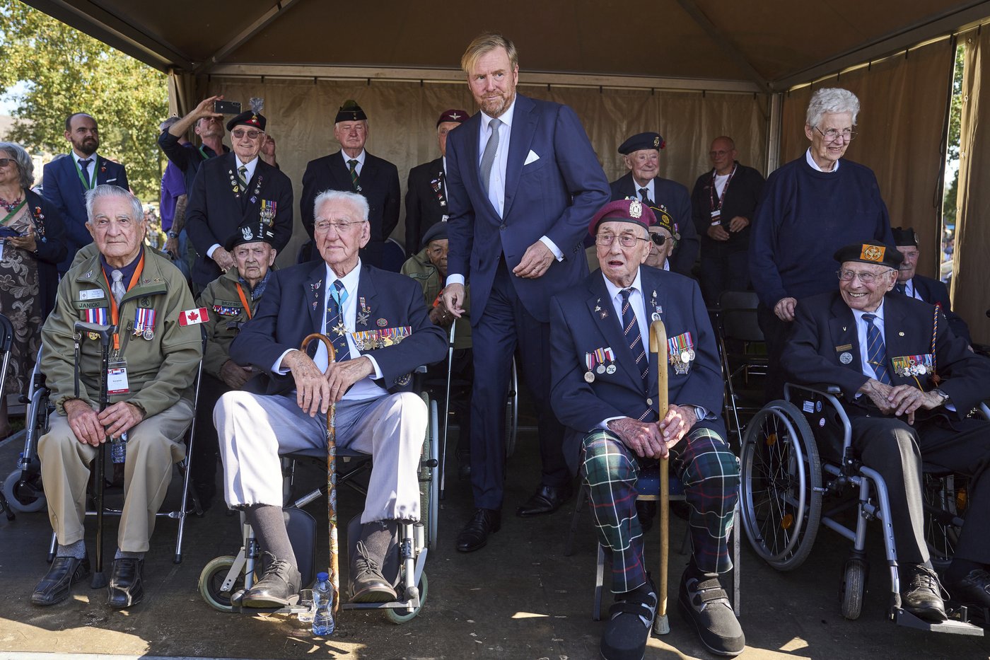Hundreds of parachutists drop over Dutch heath to commemorate World War II operation | iNFOnews.ca