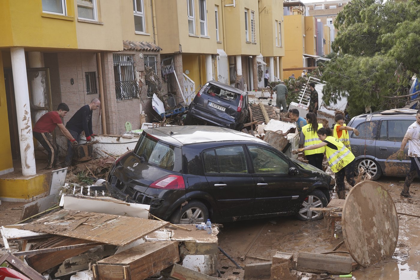 Mud-caked volunteers clean flood debris in a Spanish town as authorities struggle to respond | iNFOnews.ca Mud-caked volunteers clean flood debris in a Spanish town as authorities struggle to respond | iNFOnews.ca