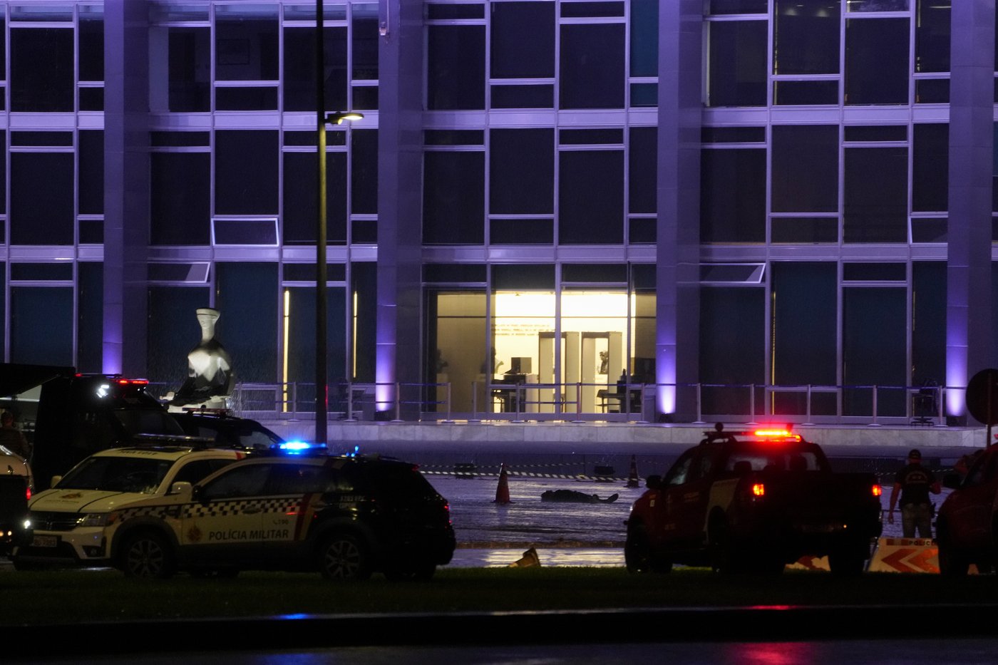 Man kills himself with blasts outside Brazil's Supreme Court after failing to get inside | iNFOnews.ca