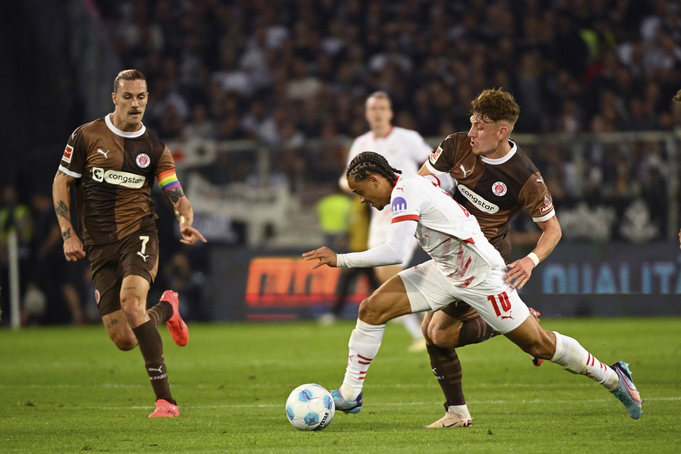 Leverkusen completes a 4-3 comeback win in stoppage time and Stuttgart routs Dortmund | iNFOnews.ca