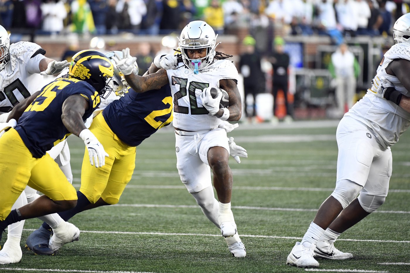 Dillon Gabriel throws a TD pass and runs for a score to lead No. 1 Oregon to 38-17 win over Michigan | iNFOnews.ca