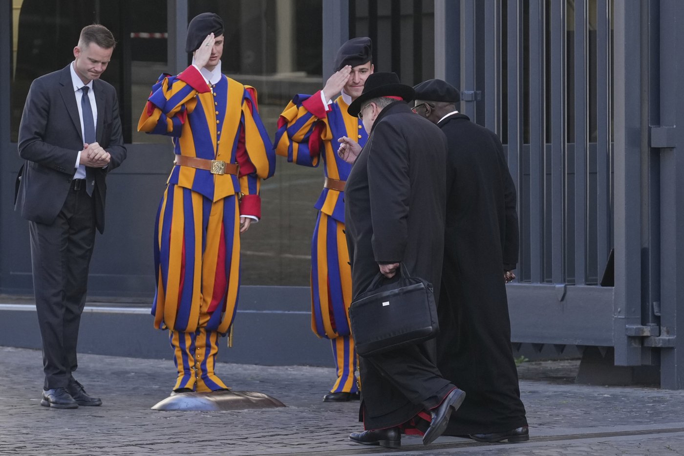 Pope Francis worried about greeting crowd in St. Peter's Square but was thankful he did, report says | iNFOnews.ca Pope Francis worried about greeting crowd in St. Peter's Square but was thankful he did, report says | iNFOnews.ca