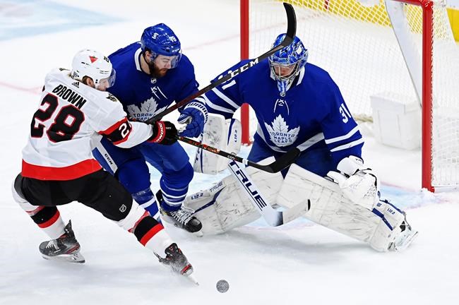 Maple Leafs rebound after embarrassing collapse, grind out 2-1 victory over Senators | iNFOnews.ca