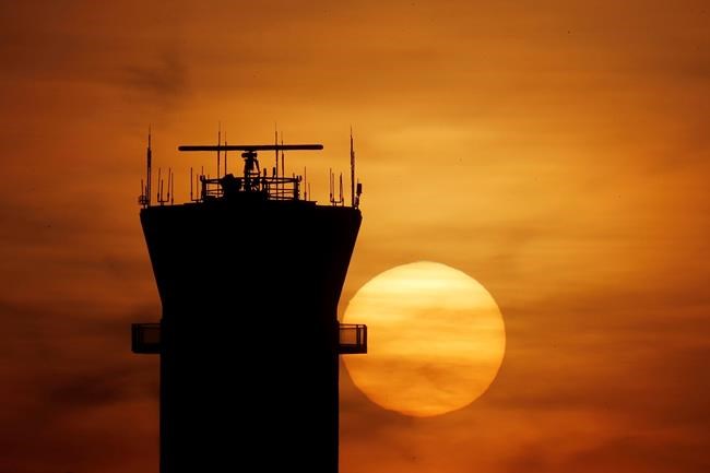 Air traffic controllers say potential cuts at Nav Canada would put lives at risk | iNFOnews.ca