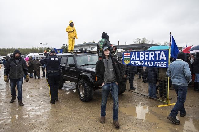 Police hand out tickets to dozens leaving anti-lockdown protest in Alberta | iNFOnews.ca