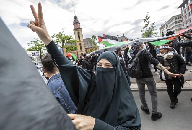 Police fire tear gas on banned Palestinian march in Paris | iNFOnews.ca