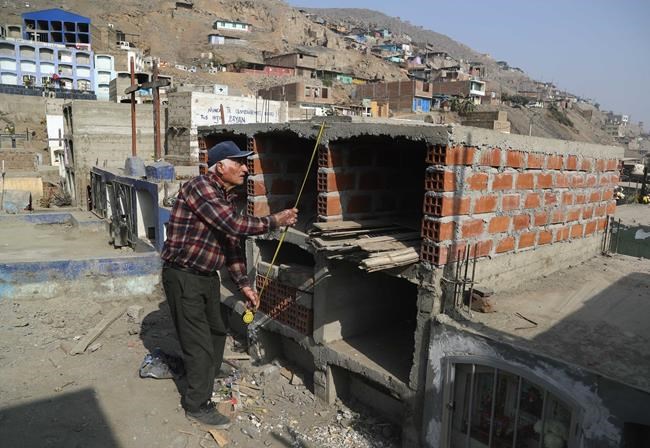 Pandemic triggers new crisis in Peru: lack of cemetery space | iNFOnews.ca