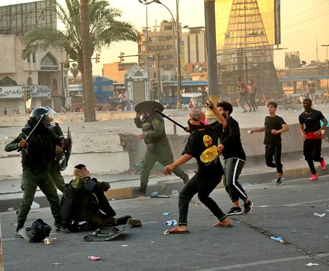 1 killed as protesters scuffle with Iraqi security forces | iNFOnews.ca CP1143963430