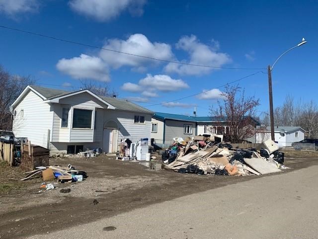 'Cold houses with no hot water': Flood victims return to Fort Simpson, N.W.T. | iNFOnews.ca 'Cold houses with no hot water': Flood victims return to Fort Simpson, N.W.T. | iNFOnews.ca