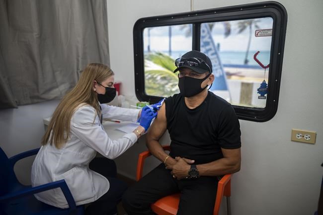 Puerto Rico health officials take to beaches to give shots | iNFOnews.ca CP619352145