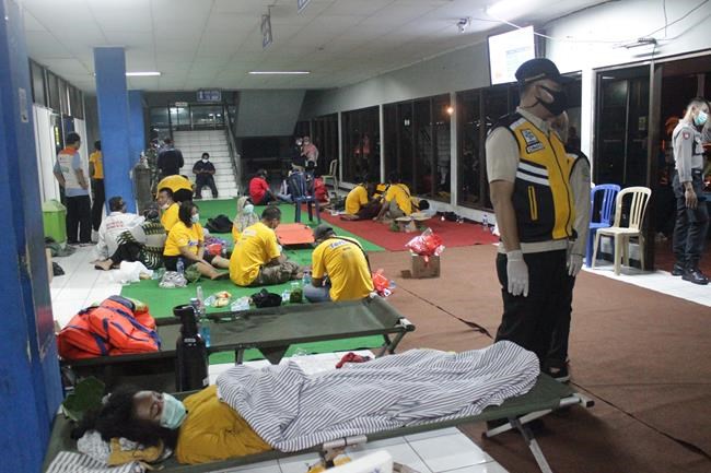 Ferry sinks in rough seas near Bali; 6 dead and 3 missing | iNFOnews.ca