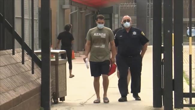 Man arrested for rifle at Chicago hotel makes bond, proposes | iNFOnews.ca