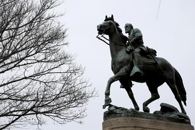 Robert E. Lee statue removed in Charlottesville | iNFOnews.ca Robert E. Lee statue removed in Charlottesville | iNFOnews.ca