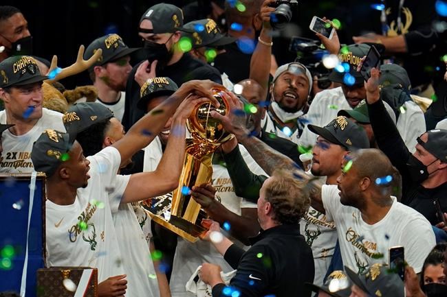 Milwaukee Bucks' fans celebrate NBA championship with parade | iNFOnews.ca