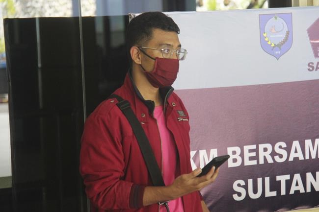 Man with coronavirus disguises as wife on Indonesian flight | iNFOnews.ca