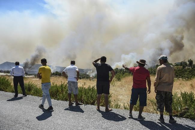 Turkey evacuates panicked tourists by boat from wildfires | iNFOnews.ca Turkey evacuates panicked tourists by boat from wildfires | iNFOnews.ca