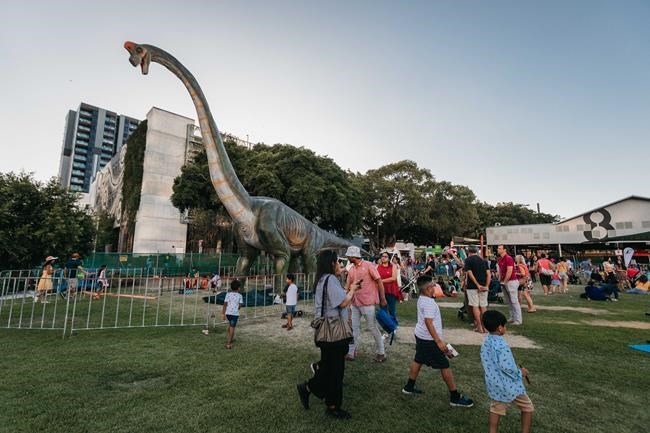 Montreal-area parents worry they have been duped by promoter of robot dinosaur show | iNFOnews.ca