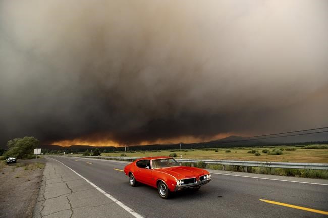 Fire engulfs Northern California town, leveling businesses | iNFOnews.ca Fire engulfs Northern California town, leveling businesses | iNFOnews.ca
