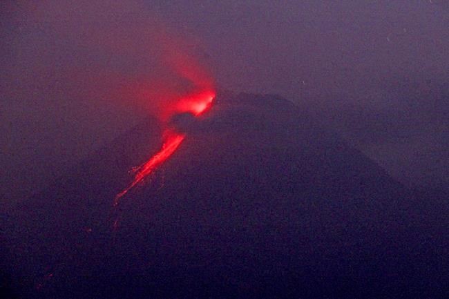 Indonesian volcano churns out fresh clouds of ash, lava | iNFOnews.ca CP623408246