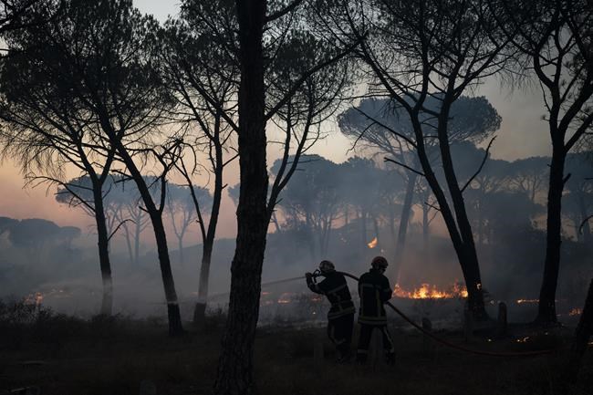 Wildfire raging near French Riviera kills 2, injures 27 | iNFOnews.ca