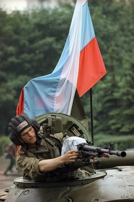 As tanks rolled in 1991, AP photographer sprang into action | iNFOnews.ca As tanks rolled in 1991, AP photographer sprang into action | iNFOnews.ca