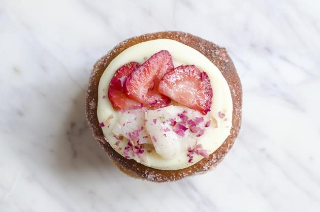 New Asian American bakeries find bicultural sweet spot | iNFOnews.ca