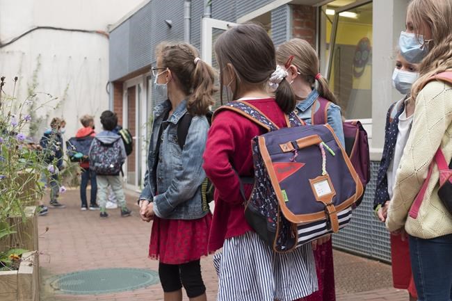 French children are back to school, wearing masks | iNFOnews.ca