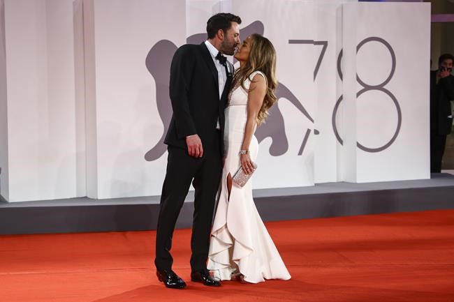 Ben Affleck, Jennifer Lopez make romance official in Venice | iNFOnews.ca CP601094561