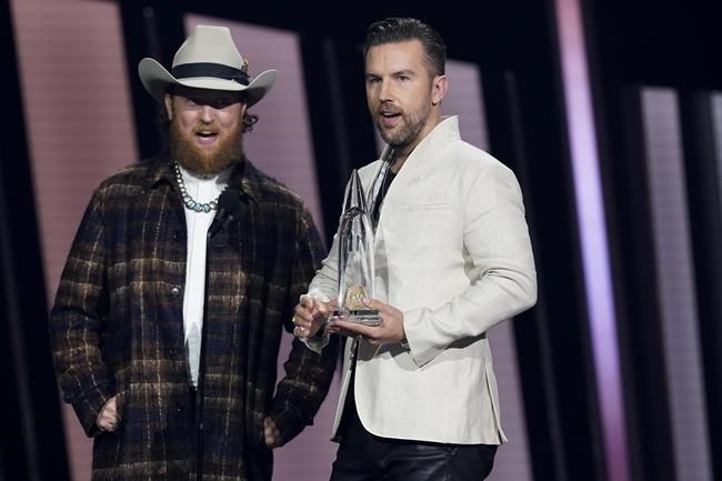 List of winners at CMA Awards, led by Stapleton, Combs | iNFOnews.ca