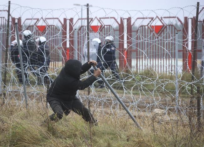 Poland uses water cannons against migrants at Belarus border | iNFOnews.ca