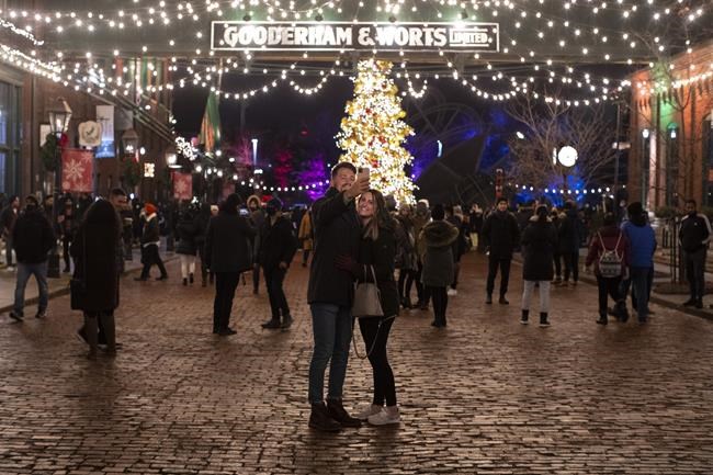 Forty-five per cent prepared to ditch social distancing at holiday gatherings: poll | iNFOnews.ca