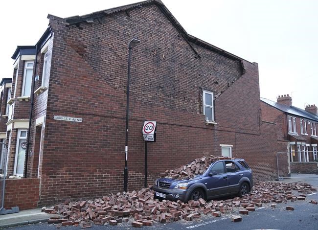 At least 3 people dead during first winter storm in UK | iNFOnews.ca