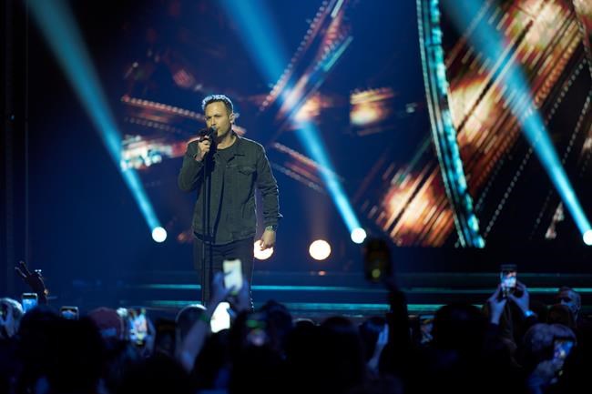 Dallas Smith named entertainer of the year, takes three trophies at CCMA Awards | iNFOnews.ca Dallas Smith named entertainer of the year, takes three trophies at CCMA Awards | iNFOnews.ca