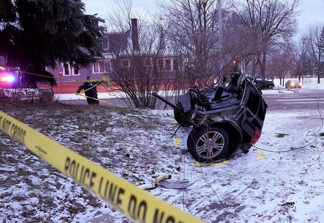 Minnesota crash after police pursuit leaves 2 dead, 3 hurt | iNFOnews.ca CP1953333922