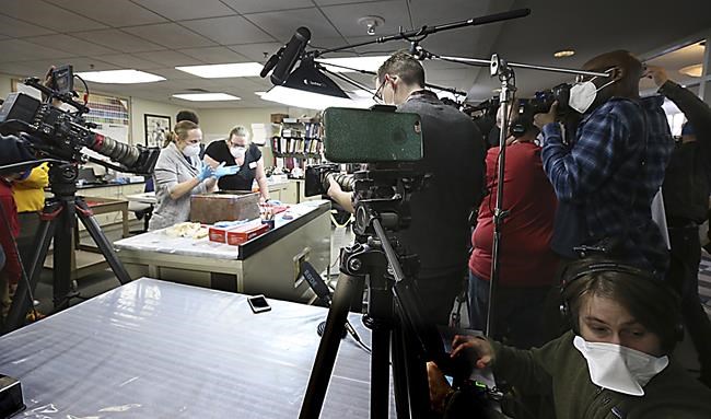 Experts pull documents, money from Lee statue time capsule | iNFOnews.ca CP1097771623