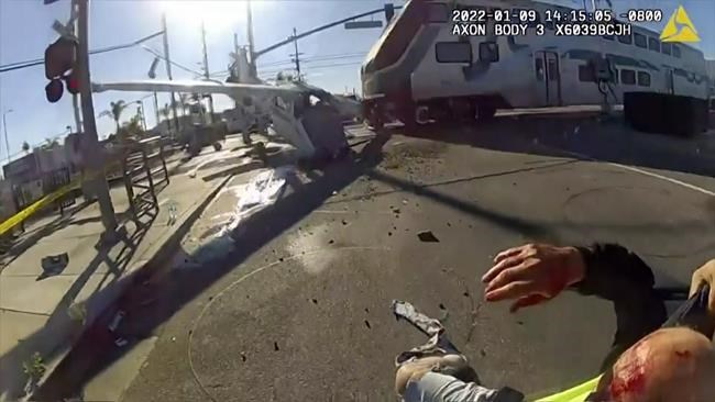 Pilot rescued from wreckage in LA moments before train hits | iNFOnews.ca Pilot rescued from wreckage in LA moments before train hits | iNFOnews.ca