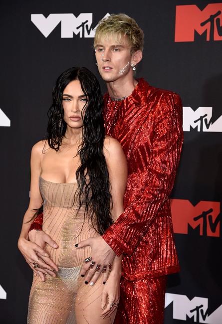 Machine Gun Kelly takes knee under tree, Megan Fox says yes | iNFOnews.ca Machine Gun Kelly takes knee under tree, Megan Fox says yes | iNFOnews.ca