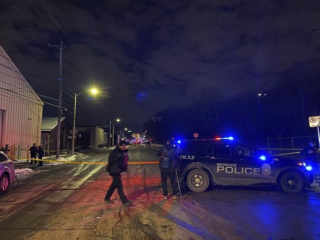 Milwaukee police officer shot; 3rd in 2 weeks in the city | iNFOnews.ca Milwaukee police officer shot; 3rd in 2 weeks in the city | iNFOnews.ca
