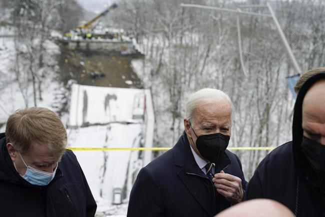 Biden visits collapsed bridge, touts infrastructure law | iNFOnews.ca CP1981888384