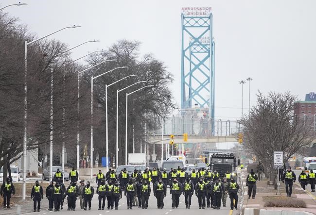Police clear out border blockade as Ottawa seeks deal with convoy to start rolling | iNFOnews.ca