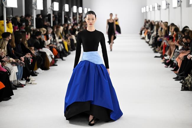 Carolina Herrera brings splashes of color on Valentine's Day | iNFOnews.ca Carolina Herrera brings splashes of color on Valentine's Day | iNFOnews.ca