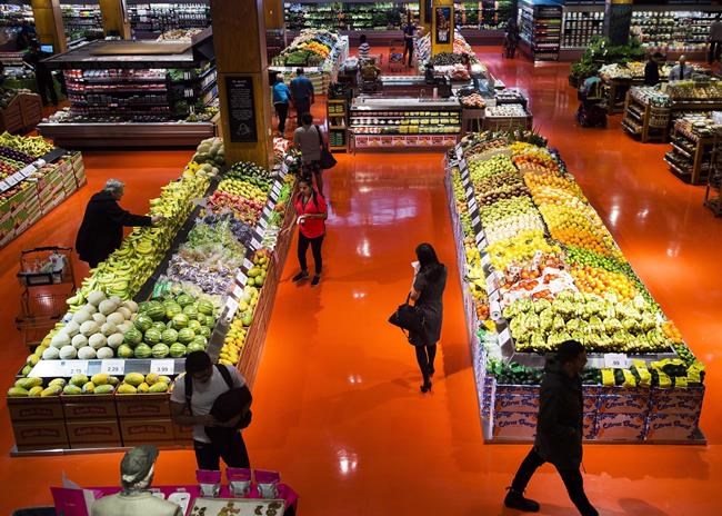 'Price sensitive' shoppers turn to discount grocery stores as food costs rise: Loblaw | iNFOnews.ca CP110683718