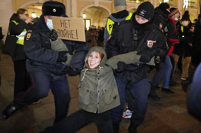 Hundreds arrested as shocked Russians protest Ukraine attack | iNFOnews.ca Hundreds arrested as shocked Russians protest Ukraine attack | iNFOnews.ca