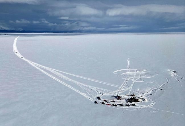 Small plane crashes on frozen Alaska lake, injuring 5 people | iNFOnews.ca