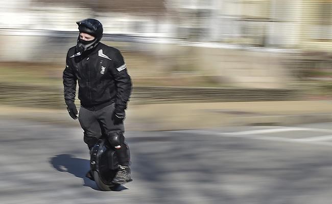 Man touts electric unicycle as answer to high gas prices | iNFOnews.ca Man touts electric unicycle as answer to high gas prices | iNFOnews.ca