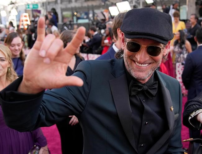 Deaf actor Kotsur wins supporting actor Oscar for 'CODA' | iNFOnews.ca