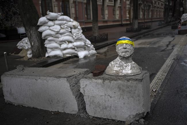 Russia shifts focus to try to grind Ukraine's army in east | iNFOnews.ca CP1082910461