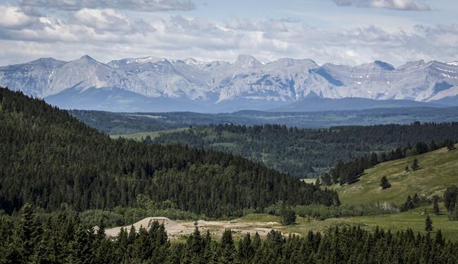Miner signs deal with Alberta on turning coal proposal to renewable energy project | iNFOnews.ca