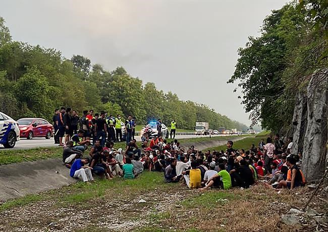 Over 500 Rohingya flee Malaysian detention, 6 die on highway | iNFOnews.ca Over 500 Rohingya flee Malaysian detention, 6 die on highway | iNFOnews.ca